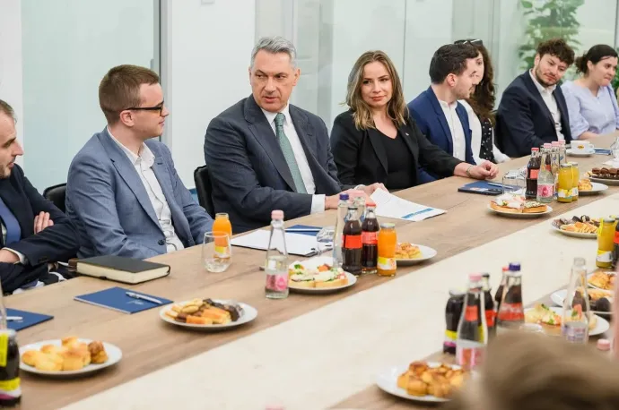 Lázár János fideszes közlekedési miniszter előadást tart az EPI résztvevőinek és szervezőinek 2025-ben, a kép jobb oldalán Szilágyi Dóra Emese a MIÉRT elnöke ül – Fotó: Magyar Ifjúsági Értekezlet Facebook-oldala