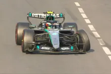 Russell brutális körrel vert agyon mindenkit Bakuban, Antonelli már az elején odaverte a Mercedest