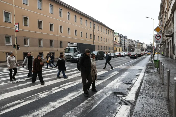 Kétszáz új gyalogátkelőhely, akadálymentes villamosmegállók – elfogadták Budapest új gyalogos stratégiáját