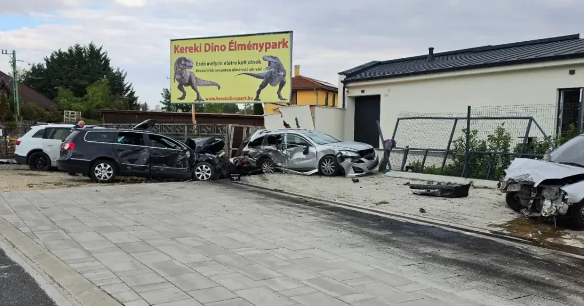 Két kerékpáros és egy autó ütközése egy úton Két kerékpáros és egy autó ütközése egy úton