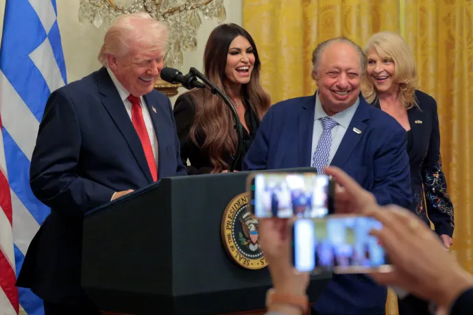 Donald Trump elnök Kimberly Guilfoyle athéni amerikai nagykövettel és John Catsimatidis üzletemberrel a görög függetlenség napja alkalmából tartott fehér házi ünnepségen 2026 márciusában – Fotó: Chip Somodevilla / Getty Images