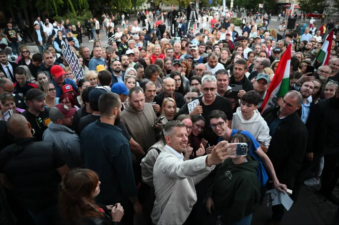 Kihallgatta, majd elengedte a rendőrség a Magyar Péter felé tojást dobó férfit