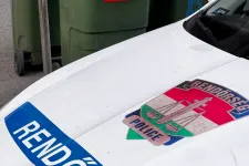 Mellkason szúrta egy apa a fiát Győrben, a férfi belehalt a sérülésbe
