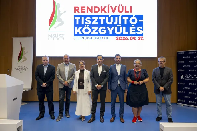 Borsány-Gyenes András, a Magyar Sportújságírók Szövetségének új elnöke (középen), mellette Csisztu Zsuzsa alelnök, Gergelics József alelnök és Kun Zoltán, Mezei Dániel, Tóth Anita és Borókai Gábor elnökségi tagok – Fotó: Lakatos Péter / MTVA – Médiaszolgáltatás-támogató és Vagyonkezelő Alap