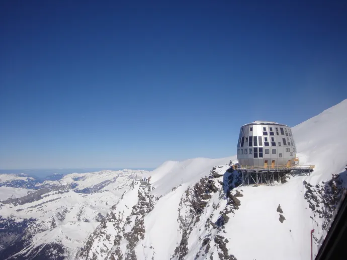 A Goûter ház és a Monte Rosa Hütte – Fotó: Molnár Anikó