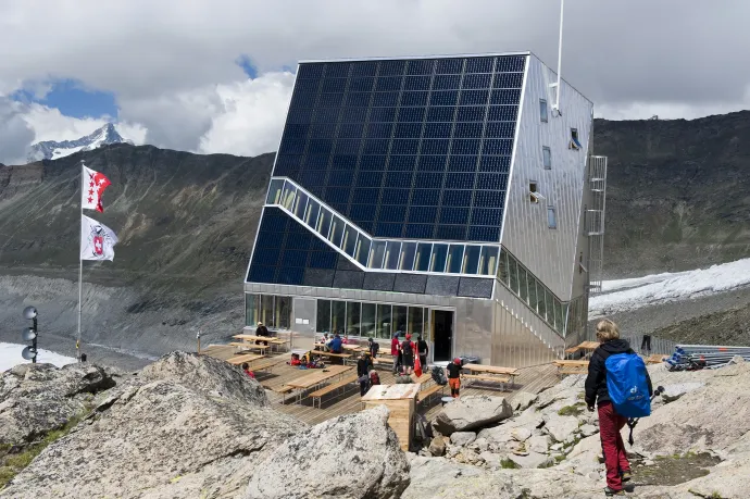 A Goûter ház és a Monte Rosa Hütte – Fotó: Molnár Anikó
