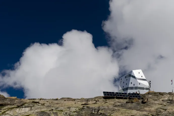 A Goûter ház és a Monte Rosa Hütte – Fotó: Molnár Anikó