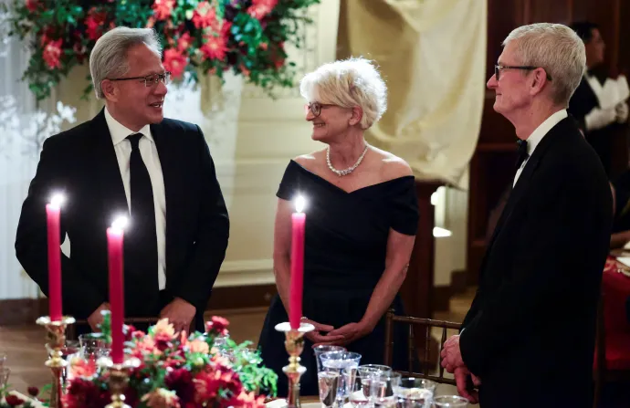 Jensen Huang, az Nvidia vezérigazgatója, a felesége, Lori Huang és Tim Cook, az Apple elnöke a Fehér Házban rendezett díszvacsorán 2026. szeptember 24-én – Fotó: Evelyn Hockstein / Reuters