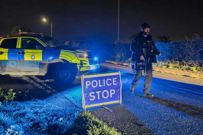 Felfegyverzett rendőrök tartanak fenn útzárakat és biztonsági ellenőrzéseket a brit királyi légierő (RAF) Fairford-i támaszpontja körül, Gloucestershire-ben, az Egyesült Királyságban, miután 2026. szeptember 27-én kiemelt veszélyhelyzetet rendeltek el. Fotó: Marcin Nowak / 2026 Anadolu