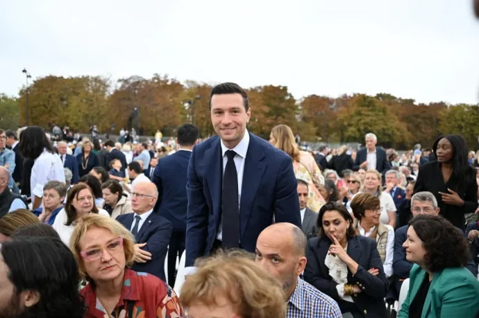 Jordan Bardella, a Nemzeti Tömörülés elnöke részt vesz a pápa szabadtéri ünnepi miséjén a Concorde téren, párizsi látogatásának második napján, Franciaországban, 2026. szeptember 26-án. Fotó: Mustafa Yalcin / 2026 Anadolu