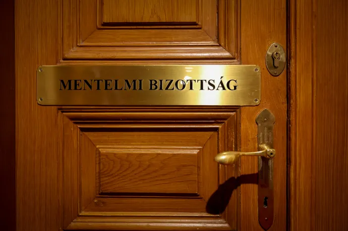 A Mentelmi Bizottság üléstermének ajtaja a Parlamentben 2026. szeptember 28-án – Fotó: Bődey János / Telex