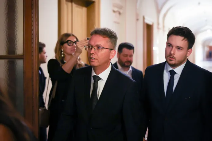 Hankó Balázs megérkezett a Mentelmi Bizottság ülésére, és azt ígérte, tételesen cáfolni fogja az ellene felhozott vádakat