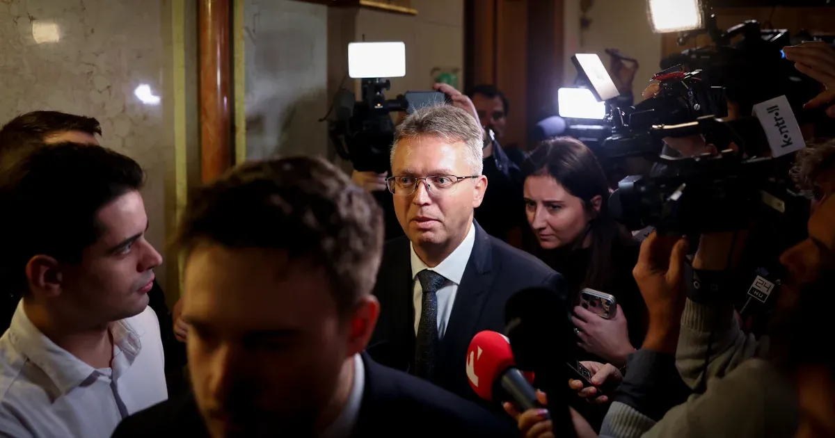 Hankó Balázs megérkezett a Mentelmi Bizottság ülésére, és azt ígérte, tételesen cáfolni fogja az ellene felhozott vádakat