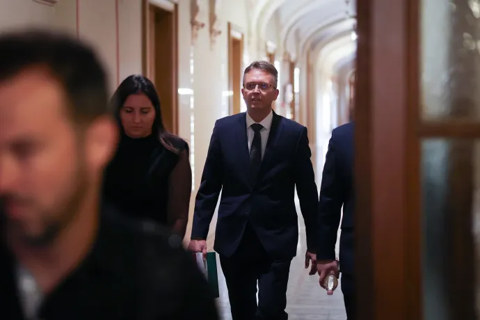 Hankó Balázs érkezik a bizottság ülésére – Fotó: Bődey János / Telex