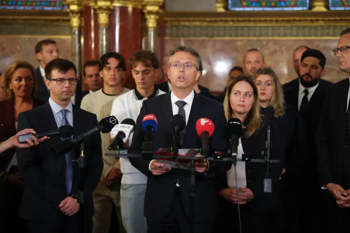 Bóka János, Hankó Balázs és Rétvári Bence a sajtótájékoztatón, mögöttük a Fidesz-KDNP képviselői és Hankó családtagjai – Fotó: Bődey János / Telex