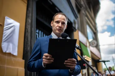 Bödőcs nem tud erőből hinni, ezért irodalmi alkotásnak tartja a Bibliát