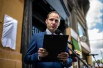 Bödőcs nem tud erőből hinni, ezért irodalmi alkotásnak tartja a Bibliát
