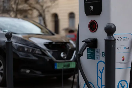 Egy évvel eltolta a két tonnánál nehezebb autók kétszeres parkolási díjának bevezetését a budapesti közgyűlés