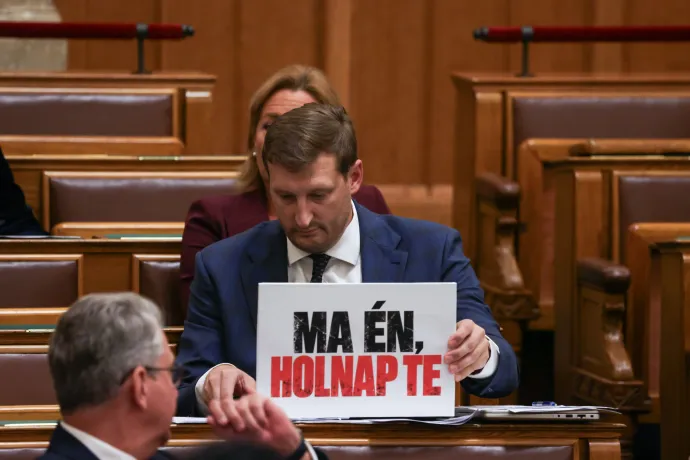Panyi Miklós a laptoppal – Fotó: Hevesi-Szabó Lujza / Telex