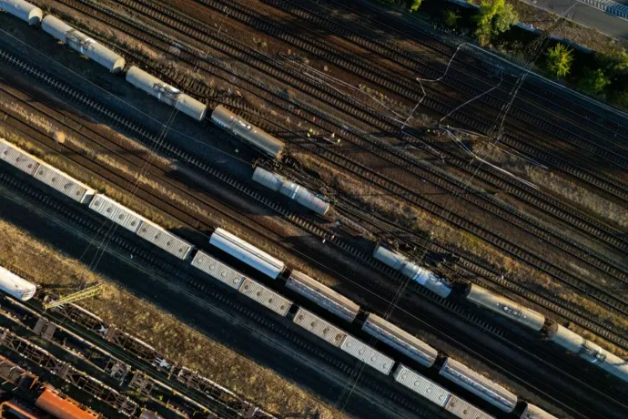 Kisiklott három kocsija egy veszélyes anyagokat szállító tehervonatnak Rákos állomáson