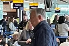 Orbán Viktor Facebook-oldala úgy élőzte Hankó Balázs parlamenti kivonulását, hogy a volt miniszterelnök közben Belfastban nézett meccset