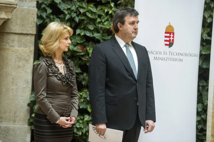 Palkovics László innovációs és technológiai miniszter, mellette Pavlik Lívia, a Budapesti Corvinus Egyetem kancellárja, a felsőoktatási intézmény versenyképességének és működési hatékonyságának növelését támogató új intézményi modell kidolgozásával és megvalósításával foglalkozó miniszteri biztos az egyetem új működési modelljéről tartott sajtótájékoztatón a felsőoktatási intézmény aulájában 2019. február 11-én – Fotó: Balogh Zoltán / MTI