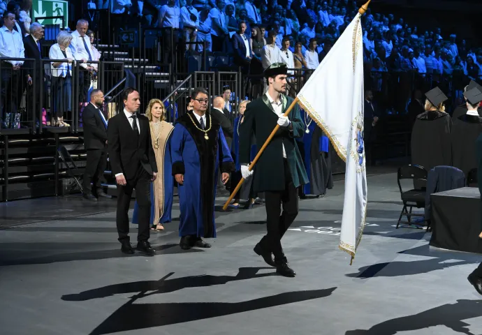 Merkely Béla, a Semmelweis Egyetem rektora, mögötte Pavlik Lívia, az egyetem kancellárja, mellette Orbán Gábor, a Nemzeti Egészségügyi és Orvosképzésért Alapítvány kuratóriumi elnöke érkezik a Semmelweis Egyetem Általános Orvostudományi Karának diplomaátadó és orvosdoktor-avatási ünnepségére a budapesti MVM Dome-ban 2026. július 4-én – Fotó: Bruzák Noémi / MTI