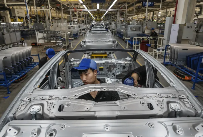 A kínai Zeekr vállalat elektromos autóinak gyártósora a ningbói üzemben, 2025. május 29-én – Fotó: Kevin Frayer / Getty Images