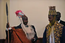 Újságíró ülhet a trónra egy ugandai királyságban, miután meghalt a hároméves kora óta uralkodó Oyo király