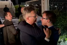 A Fidesz le akarta másolni az abszolút filmszínházat, de Benny Hill Show lett belőle