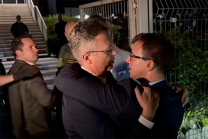 A Fidesz le akarta másolni az abszolút filmszínházat, de Benny Hill Show lett belőle