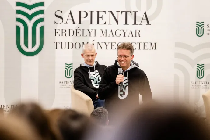 Hankó Balázs a csíkszeredai Sapientián, a háttérben Tonk Márton, az egyetem rektora – Fotó: Borbath Aron / Magyarország Főkonzulátusa Csíkszereda