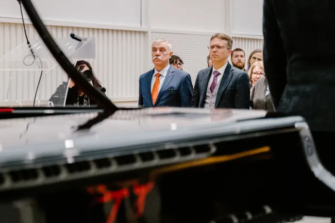 Tamás Sándor, Kovászna Megye Tanácsának elnöke és Hankó Balázs a Bogányi-zongora ünnepélyes átadásán – Fotó: Borbath Aron / Magyarország Főkonzulátusa Csíkszereda