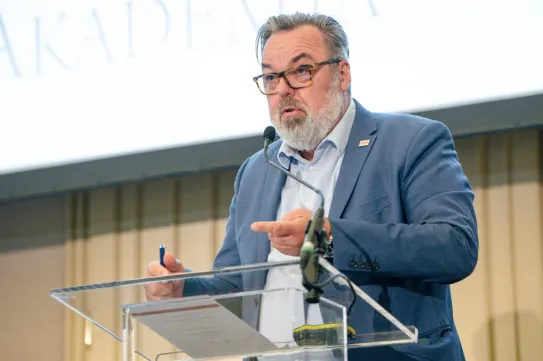 L. Simon László: A legnagyobb hibának tartanám, ha a Libri állami kézben maradna
