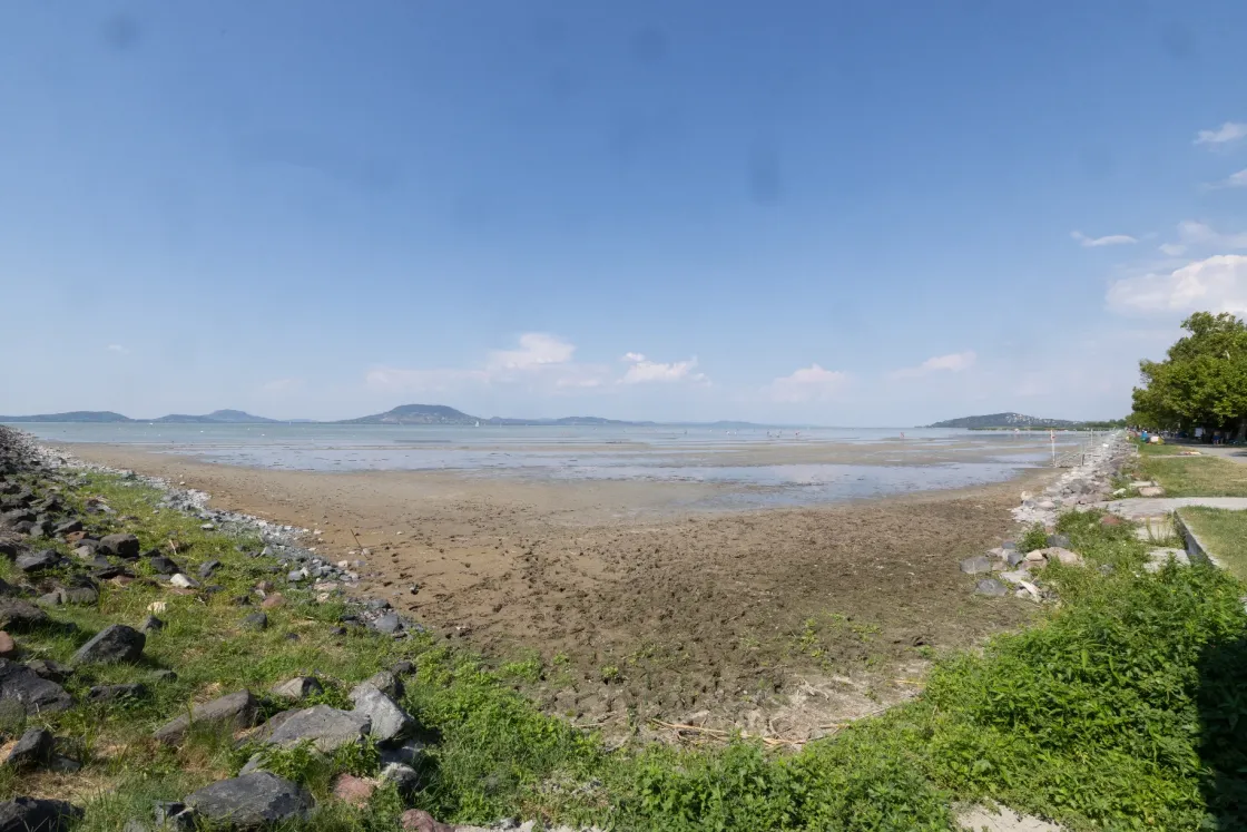 A Balatonon lehet olyan alacsony a vízszint, hogy azt veszélyként éli meg az, akinek a terasza most még belelóg a tóba