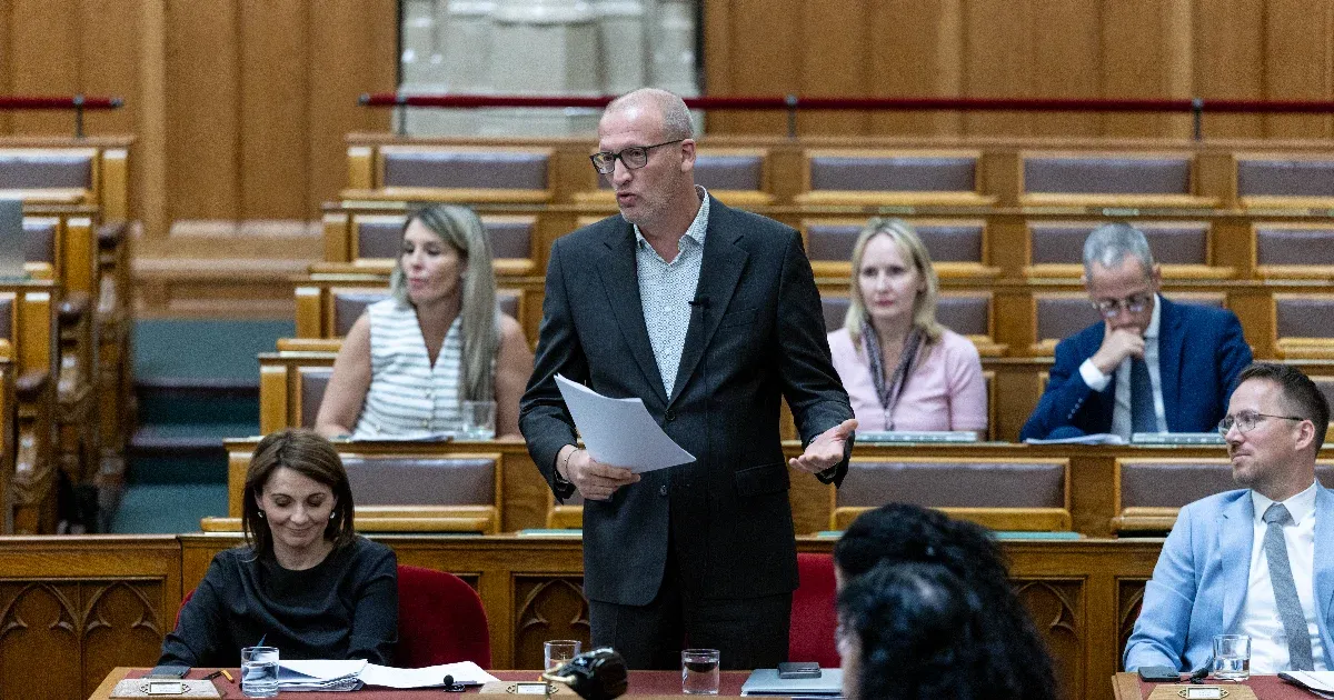 Tarr Zoltán megszünteti a Magyar Nemzeti Múzeum Közgyűjteményi Központot Tarr Zoltán megszünteti a Magyar Nemzeti Múzeum Közgyűjteményi Központot