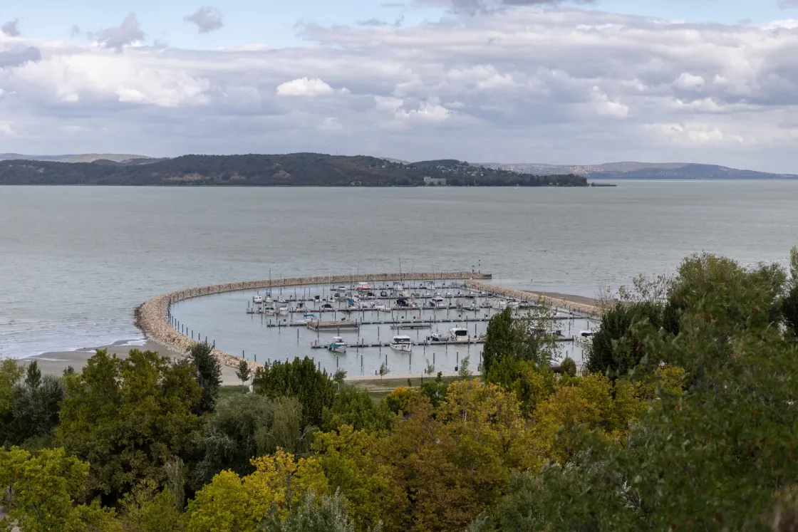 „Mondja már ki végre valaki, hogy mindez, ami itt történt, törvénytelen volt” – elölről kezdődhet a balatonföldvári kikötő miatti pereskedés