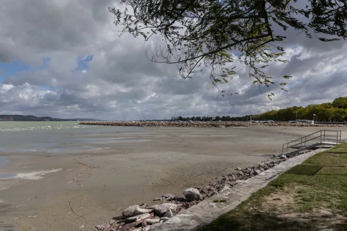 A földvári strand, háttérben a kikötő – Fotó: Bődey János / Telex