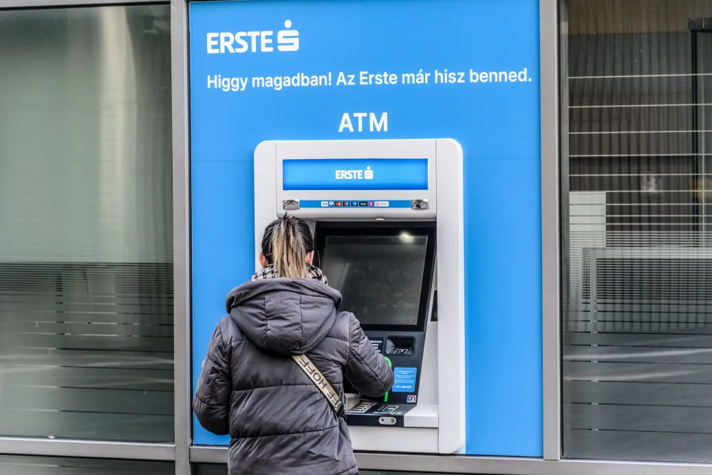 Mostantól nem kell külön fizetniük a készpénzfelvételért a revolutosoknak az Erste automatáinál
