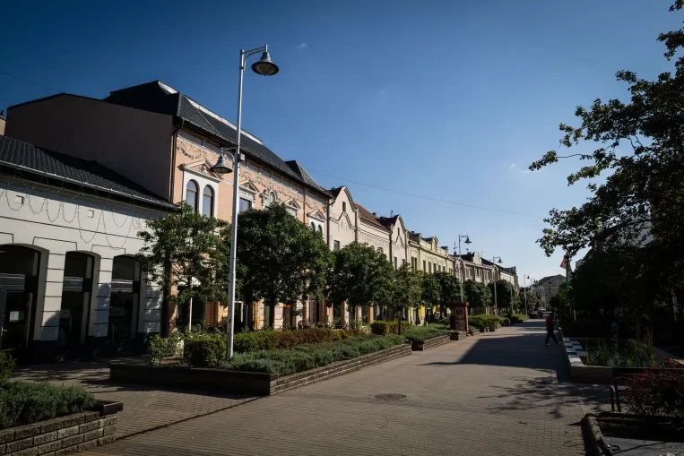 „Letérköveztek mindent, munka meg nincs” – Várda keserű, Seszták hatalma polipként telepedett rá a városra