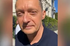 Rogán Antal hunyurog a szemébe sütő naptól, elmondja a véleményét Hankóék előállításáról, majd besétál a Fidesz-székházba