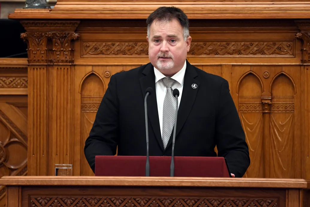 Magyar egy posztban felvetette, hogy az ÁSZ hallgat a Fidesz tiltott pártfinanszírozásáról, az ÁSZ szerint viszont nem Magyar Facebook-utasításai szerint dolgoznak