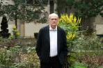 A Krasznahorkai-rajongó, aki direkt kemény széken ír
