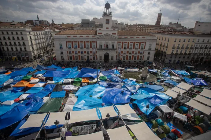 Tüntetők sátortábora a Puerta del Solon Madridban 2026. szeptember 29-én – Fotó: David Canales / NurPhoto / Getty Images