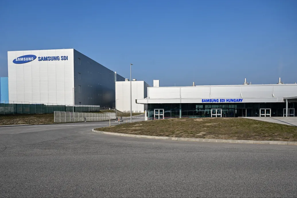 Európai autógyárak állnak le a villanyautós túlkereslet miatt, itthon még nincs fordulat