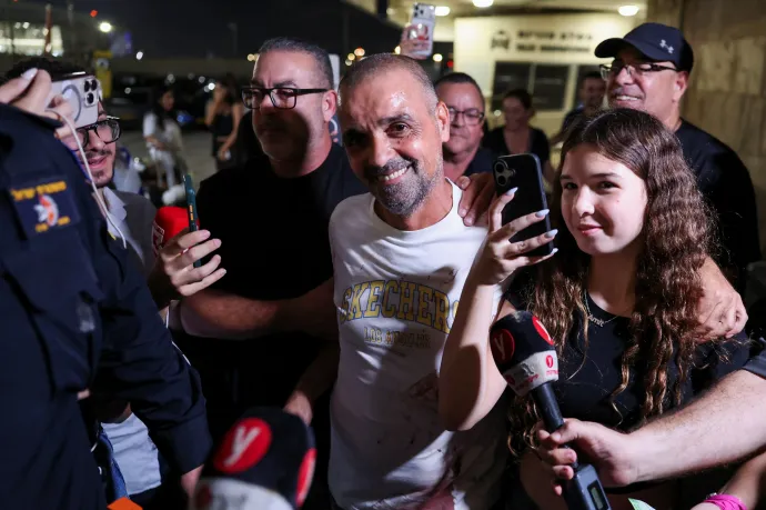 A repülőgép pörögni, majd süllyedni kezdett, aztán lefogták a késelést elkövető pilótát