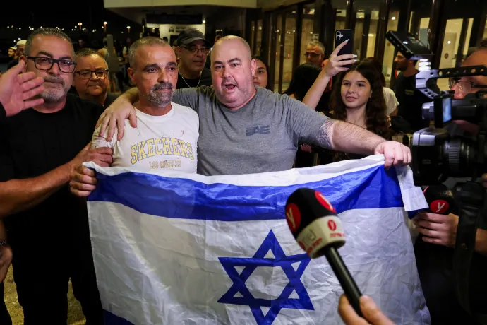 Balra Yaniv Hayun, a támadót megállító három utas egyike a Ben-Gúrion repülőtéren – Fotó: Ammar Awad / Reuters
