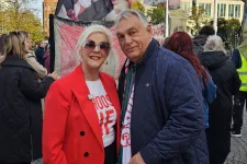 Abortuszellenes felvonuláson fotózkodott a meccsre tartó Orbán Viktor Belfastban