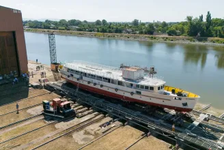 Két milliárdos balatoni projekt miatt tett feljelentést Kapitány István minisztériuma