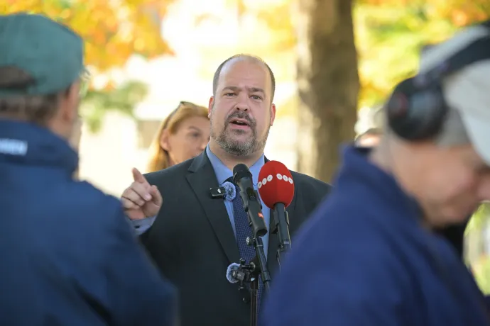 Parkolási einstandot, háttéralkukat és a Fideszt idéző hatalomgyakorlást emlegetnek a kerületi polgármesterek